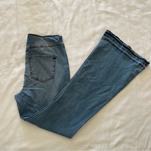 No Boundaries Medium Wash Flare Leg High Rise Jeans - Picture 4 of 4